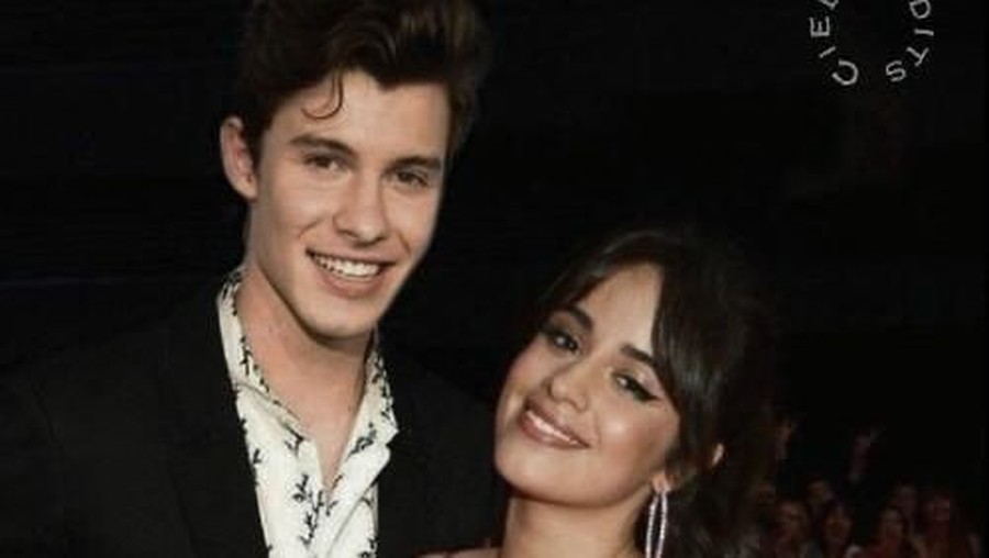 Shawn Mendes dan Camila Cabello Umbar Kemesraan di San Fransisco Shawn Mendes dan Camila Cabello tertangkap kamera paparazzi tengah bermesraan di sebuah kafe.