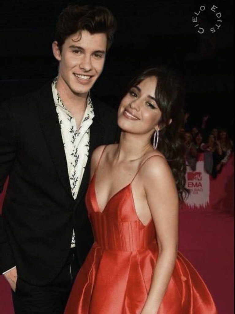 Isu asmara antara Shawn Mendes dan Camilla Cabello makin ramai diperbincangkan. Pasalnya mereka tak segan tampil mesra di depan umum. Seperti apa potretnya?