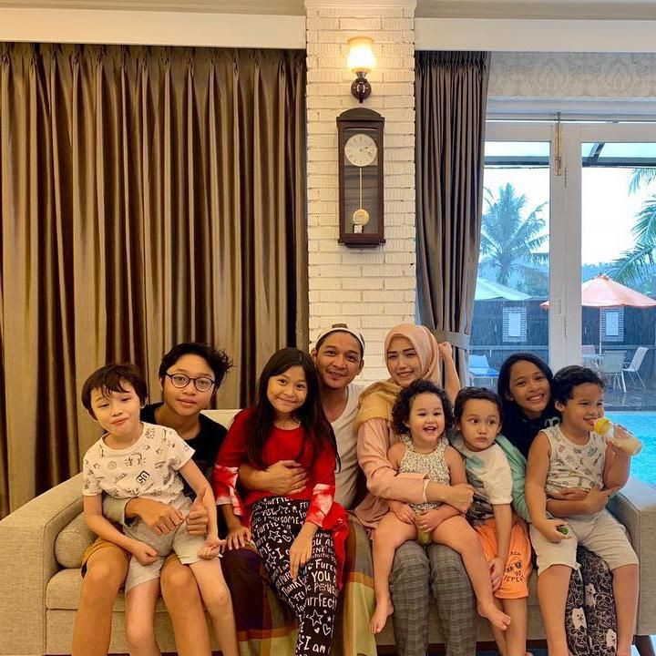 <p>Pasha Ungu juga menjadi salah satu selebriti yang dikaruniai anak banyak. Dari pernikahan pertamanya, Pasha memiliki tiga anak. Sedangkan bersama Adelia, Pasha telah dikaruniai empat anak. (Foto: Instagra, @pashaungu_vm)</p>