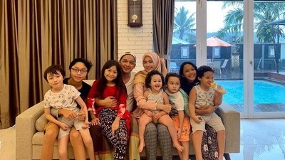 8 Potret Keluarga Artis yang Dianugerahi Banyak Anak