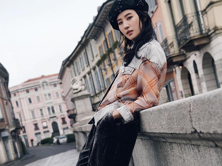 Film Mulan Live Action baru saja merilis trailer terbaru hari ini, Senin (8/7). Nama Liu Yifei pun menarik simpati banyak orang. Lalu seperti apa peson Yifei?