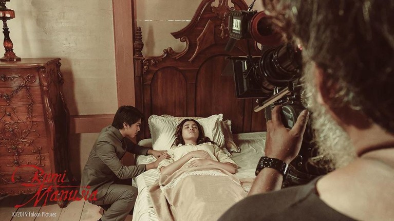 Bocoran Adegan Film Bumi Manusia, Bikin Makin Penasaran Sekitar lebih kurang sebulan lagi, film Bumi Manusia akan tayang di bioskop. Tujuh potret adegan emosional ini pastinya akan membuatmu semakin penasaran.