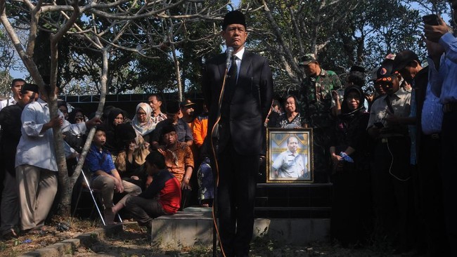 Kepala BNPB Doni Mardano mengakui sulit mencari pengganti mendiang Sutopo Purwo Nugroho sebagai ujung tombak pengabar bencana.