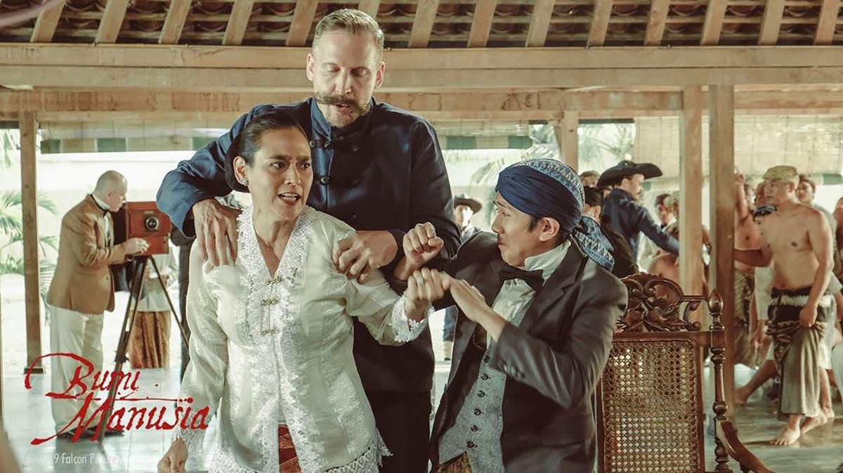 Sekitar lebih kurang sebulan lagi&comma; film Bumi Manusia akan tayang di bioskop&period; Tujuh potret adegan emosional ini pastinya akan membuatmu semakin penasaran&period;