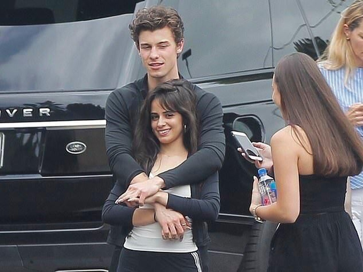 Isu asmara antara Shawn Mendes dan Camilla Cabello makin ramai diperbincangkan&period; Pasalnya mereka tak segan tampil mesra di depan umum&period; Seperti apa potretnya&quest;