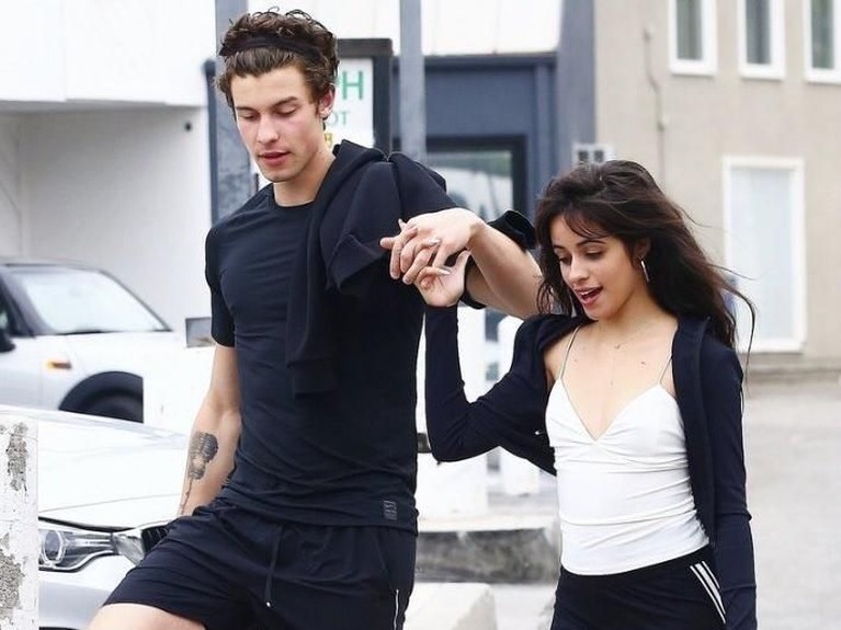 Lagi, Shawn Mendes & Camilla Cabello Tampil Mesra di Publik Isu asmara antara Shawn Mendes dan Camilla Cabello makin ramai diperbincangkan. Pasalnya mereka tak segan tampil mesra di depan umum. Seperti apa potretnya?