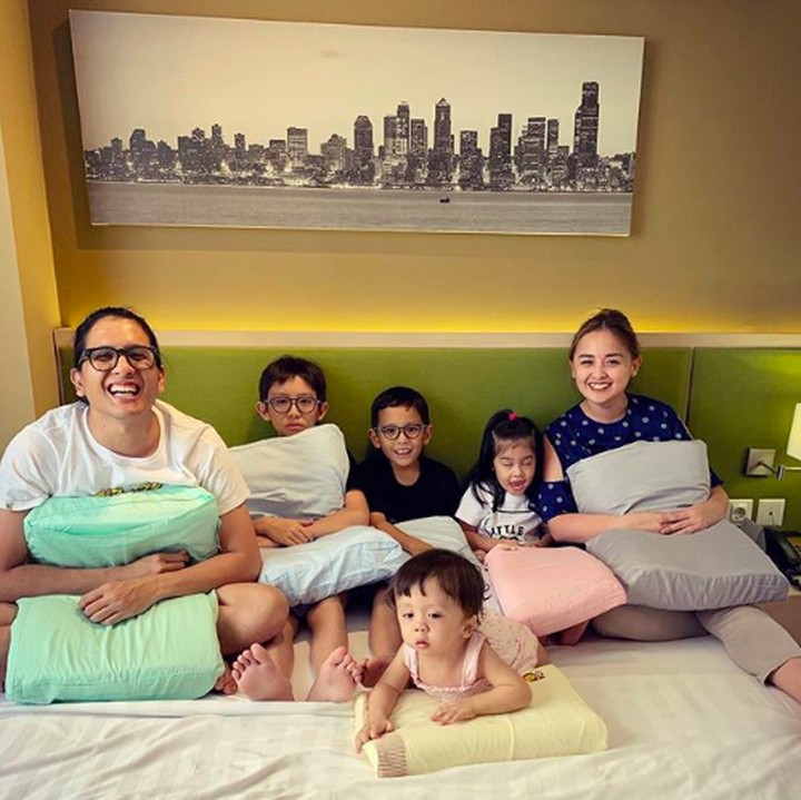 <p>Joanna Alexandra dikarunia empat anak dengan jarak kelahiran yang terlalu dekat. Joanna dijuluki sebagai ibu hebat berkat kesabarannya mengurus anak keempat yang lahir dengan kebutuhan khusus. (Foto: Instagram joannaalexandra)</p>
