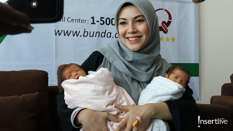 Ratna Galih melahirkan anak kembar pada Jumat (5/7) lalu. Bayi kembar itu berjenis kelamin laki-laki dan perempuan. 