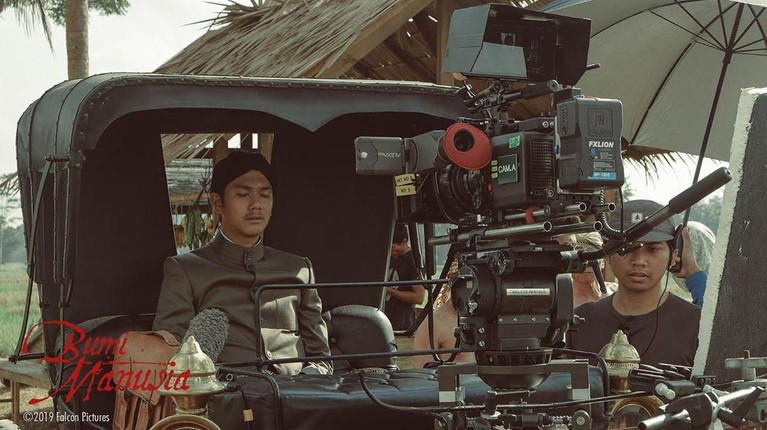 Bocoran Adegan Film Bumi Manusia, Bikin Makin Penasaran Sekitar lebih kurang sebulan lagi, film Bumi Manusia akan tayang di bioskop. Tujuh potret adegan emosional ini pastinya akan membuatmu semakin penasaran.