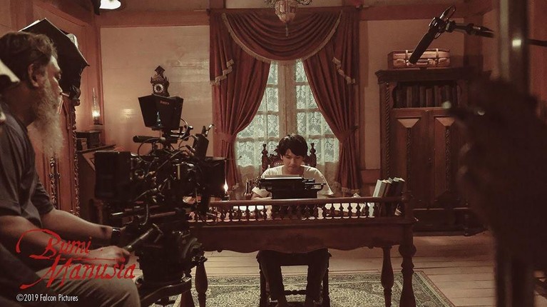 Sekitar lebih kurang sebulan lagi, film Bumi Manusia akan tayang di bioskop. Tujuh potret adegan emosional ini pastinya akan membuatmu semakin penasaran.