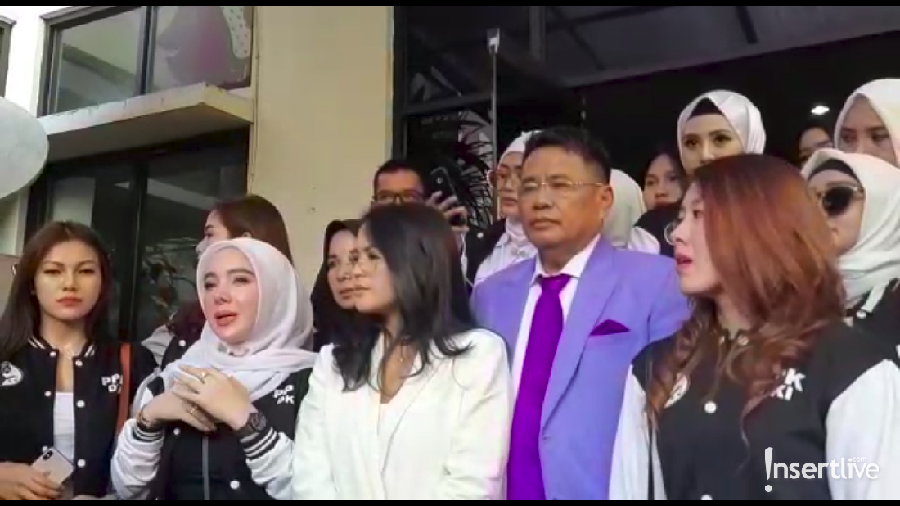 Fairuz A. Rafiq melaporkan Galih Ginanjar ke Komnas Perempuan dan membawa rombongan pembela perempuan.