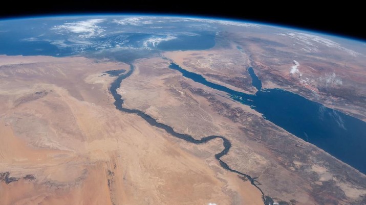 Sungai Nil, Laut Merah dan Laut Mediterania (10/6/2019) (Johnson/Nasa)
Sungai Nil, Laut Merah dan Laut Mediterania dipisahkan oleh berbagai negara bergurun sepreti Mesir, Arab Saudi, Israel dan Yordania seperti terlihat dari Stasiun Luar Angkasa Internasional yang mengorbit 254 mil di atas Afrika.