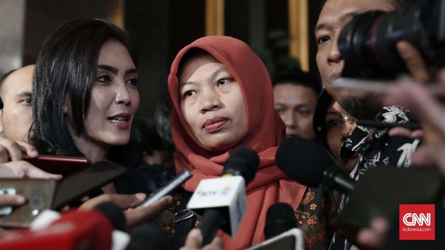 Baiq Nuril tak kuasa menahan tangisnya usai bertemu Menkumham di Jakarta. Dia terus berupaya mencari keadilan dan berharap Presiden Jokowi memberi pengampunan.