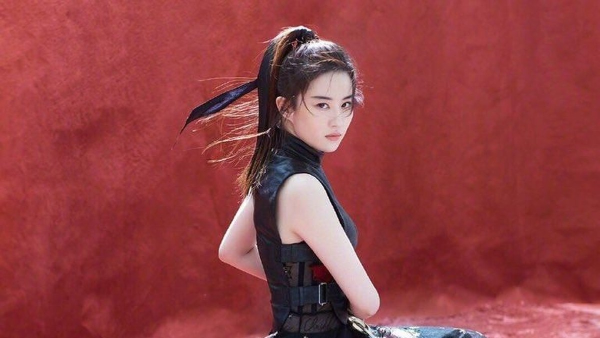 Film Mulan Live Action baru saja merilis trailer terbaru hari ini&comma; Senin &lpar;8&sol;7&rpar;&period; Nama Liu Yifei pun menarik simpati banyak orang&period; Lalu seperti apa peson Yifei&quest;