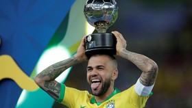 Copa America 2019: Dani Alves Sabet Gelar Pemain Terbaik