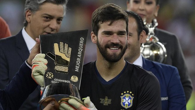 Kiper timnas Brasil, Alisson Becker, membuat pencapaian langka setelah dinobatkan sebagai kiper terbaik di Copa America 2019.