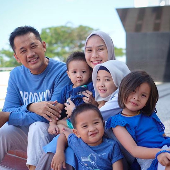 <p>Keluarga Zaskia Mecca dan Hanung Bramantyo cukup seru dan ramai setelah kehadiran empat buah hati. Ditambah dengan kehadiran Bhumi, yang merupakan anak bawaan Hanung dari perkawinannya terdahulu. (Foto: Instagram @zaskiaadyamecca)</p>