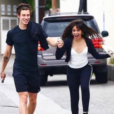 Lagi, Shawn Mendes & Camilla Cabello Tampil Mesra di Publik