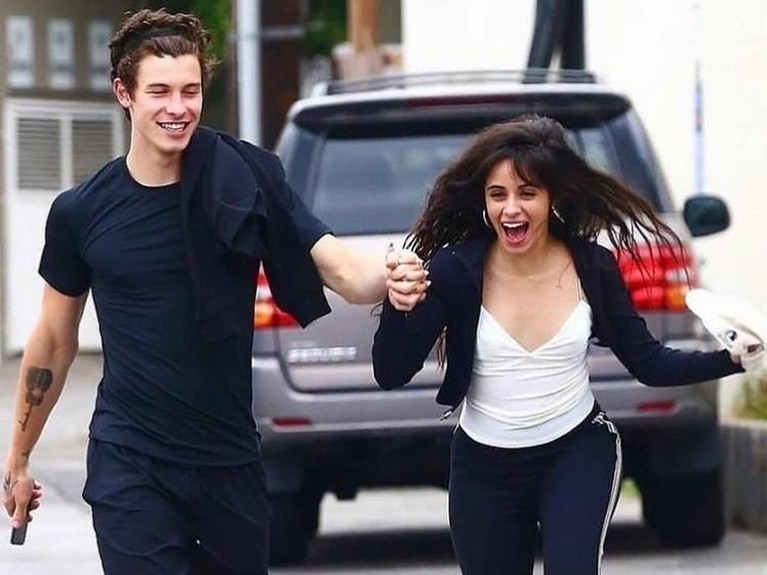 Lagi, Shawn Mendes & Camilla Cabello Tampil Mesra di Publik Isu asmara antara Shawn Mendes dan Camilla Cabello makin ramai diperbincangkan. Pasalnya mereka tak segan tampil mesra di depan umum. Seperti apa potretnya?