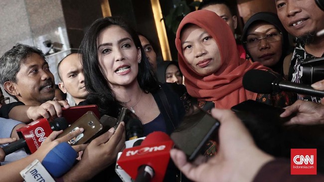 Anggota DPR RI Rieke Diah Pitaloka bakal mengajukan penangguhan eksekusi ke Kejaksaan Agung agar tak memenjarakan Baiq Nuril.