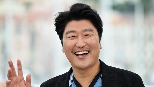 Song Kang-ho adalah aktor Asia pertama yang menerima Excellence Award di Locarno International Film Festival 2019. Publik mengenalnya berkat kualitas akting.