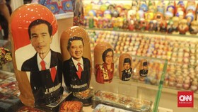 Boneka Jokowi Laris Jadi Oleh-oleh di Rusia