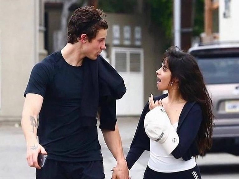 Isu asmara antara Shawn Mendes dan Camilla Cabello makin ramai diperbincangkan. Pasalnya mereka tak segan tampil mesra di depan umum. Seperti apa potretnya?