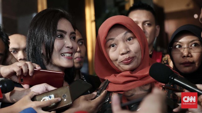 Peserta paripurna DPR secara serentak menyuarakan persetujuan pertimbangan pemberian amnesti kepada Baiq Nuril.
