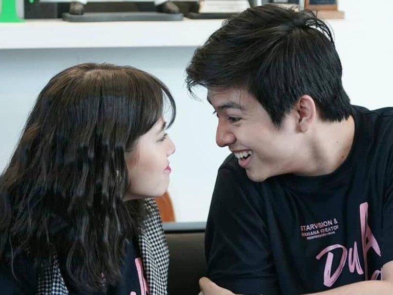 Film Dua Garis Biru akan segera tayang di bioskop Kamis ini. Salah satu yang paling ditunggu ialah penampilan dari kedua bintang utamanya, Zara dan Angga.