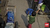 FOTO: Kemarau di Pesisir Jakarta Warga di pesisir Jakarta Utara kesulitan mendapat air bersih sejak Ibu Kota tak diguyur hujan. Pengeluaran warga untuk air bersih melonjak 5 kali lipat.