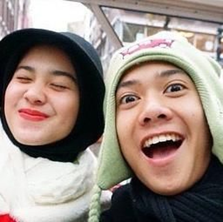 <p>Teh Ody juga punya panggilan khusus buat Iqbaal lho. Ia memanggil Iqbal dengan sebutan Ale yang memiliki arti 'adik lelakiku'. <em>So sweet</em> ya, Bun. (Foto: Instagram @obbyys)</p>