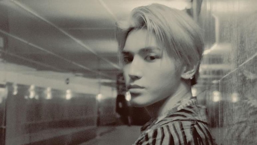 Para penggemar merayakan ulang tahun Taeyong NCT dengan membuat mural wajah dirinya di Hongdae