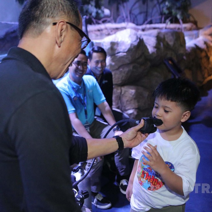 Calon penyelam cilik nih, he-he-he. Happy-nya si kecil mencoba alat selam.