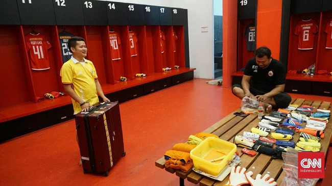 Kitman merupakan salah satu kunci di balik layar kesuksesan sebuah tim sepak bola, tidak terkecuali sukses Persija Jakarta di Liga 1 musim lalu.