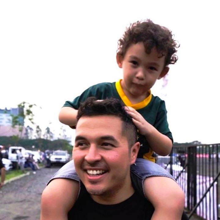 <p>Lagi-lagi Mikkairo minta gendong di pundak Papa Rifat. Rambut keriting kecoklatan membuat penampilan Mikkairo makin menggemaskan ya, Bun. (Foto: Instagram @rifato)</p>