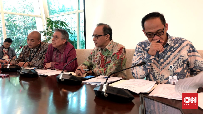 Banyak pengungsi yang terpaksa menggelandang dan mengharapkan bantuan warga Indonesia karena tidak mempunyai pemasukan.