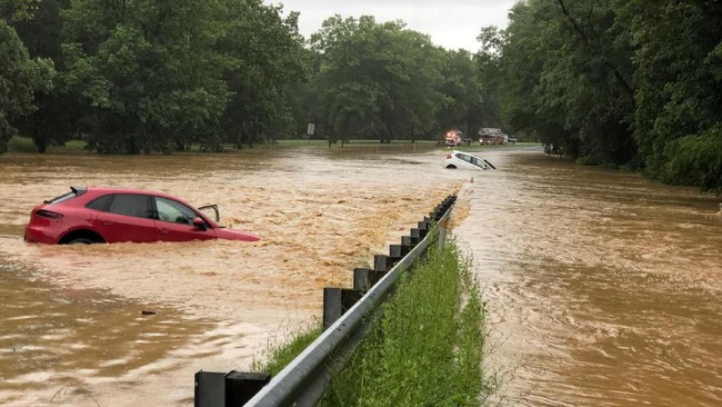 Banjir bandang menerjang sebagian wilayah Washington DC pada Senin (8/7) waktu setempat. Sejumlah wilayah terdampak, termasuk Gedung Putih.