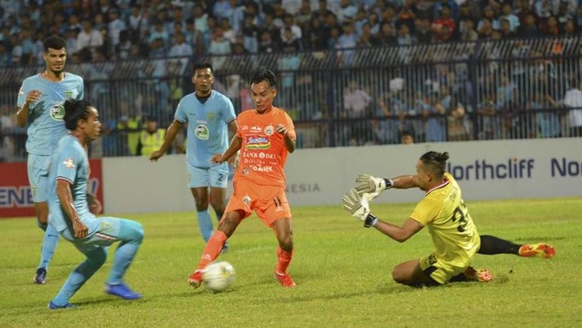 Pertandingan pekan ke-11 Liga 1 2019 antara Persela Lamongan melawan Borneo FC di Stadion Surajaya, Senin (29/7), berujung kontroversi.