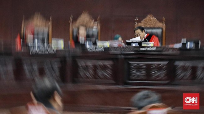 MK memutuskan KPU mesti menghitung ulang suara di empat TPS di Trenggalek karena ada ketidaksesuaian suara PDIP dengan PAN.