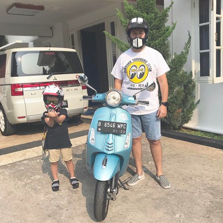 <p>Rifat Sungkar menghabiskan Minggu paginya dengan berkendara bersama anak keduanya, Mikkairo Riley Sungkar. (Foto: Instagram @rifato)</p>