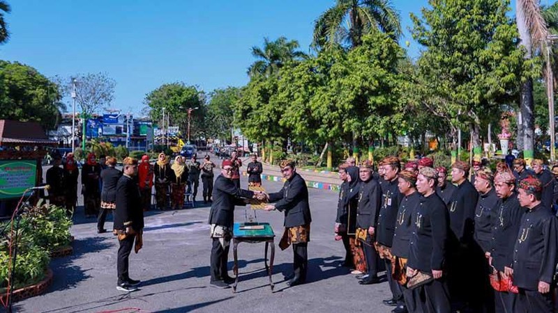 Bupati Pamekasan Badrut Tamam Senin melantik Totok Hartono sebagai Sekretaris Daerah Kabupaten (Sekdakab) Pamekasan pada Senin (8/7/2019).