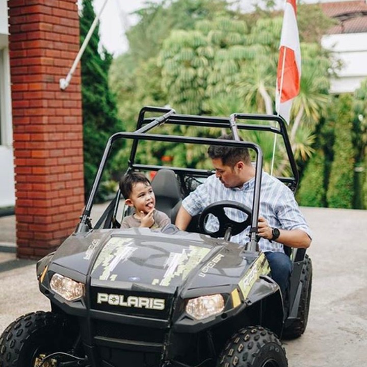 <p><em>Ngajak</em> si kakak El Mayka Rifat Sungkar jalan-jalan sore sambil menaiki mobil <em>off road.</em> Wah seru banget ya! (Foto: Instagram @rifato)</p>