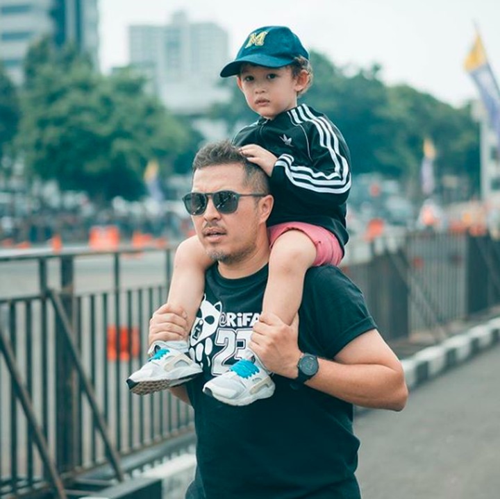 <p>Sepertinya Mikkairo senang banget nih <em>nongkrong</em> di pundak Papa. Jangan lupa pegangan ya! (Foto: Instagram @rifato)</p>