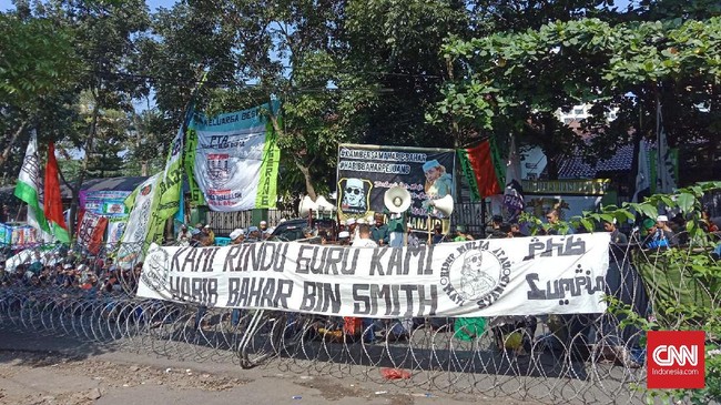 Pendukung Bahar bin Smith memadati area sekitar Pengadilan Negeri Bandung. Polisi melakukan penutupan jalan sekitar pengadilan.