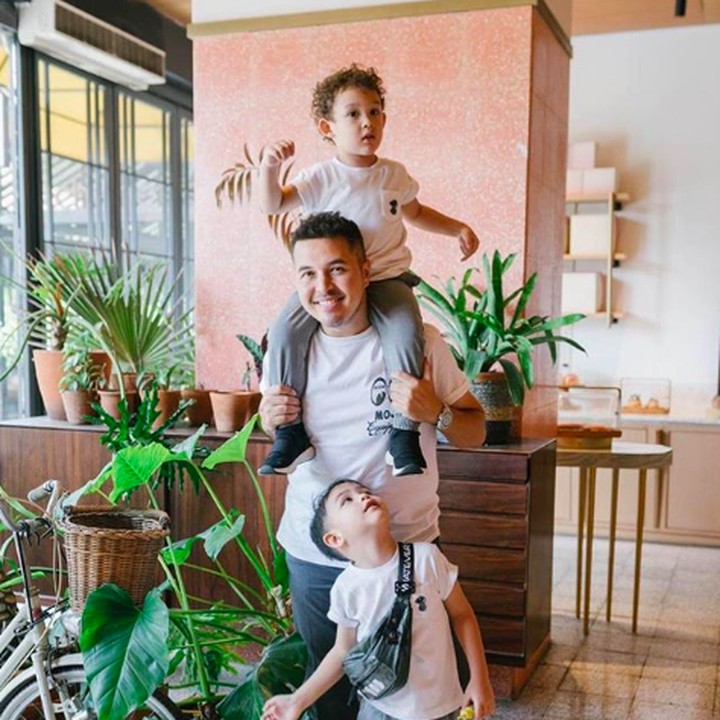 <p>Kompakan nih Rifat bersama Mayka dan Mikkairo pakai baju serba putih. Lucu banget si adik Mikkairo gendong di pundak si Papa. (Foto: Instagram @rifato)</p>
