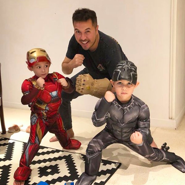 <p>Sama seperti anak-anak lainnya, Mayka dan Mikkairo juga menyukai superhero. Kali ini mereka bergaya dengan kostum Ironman dan Thanos, sedangkan Papa Rifat enggak mau ketinggalan untuk <em>action</em>. <em>He-he-he.</em> (Foto: Instagram @rifato)</p>