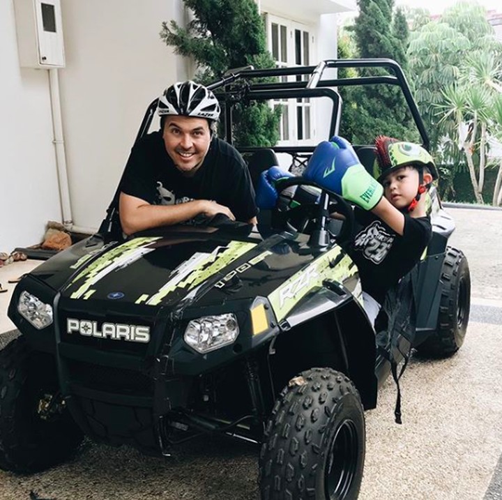 <p>Saat libur, Papa Rifat lebih memilih untuk mengajari Mayka untuk belajar <em>nyetir mini off road</em>. Mau ikut dunia balap seperti Papa ya Mayka? (Foto: Instagram @rifato)</p>