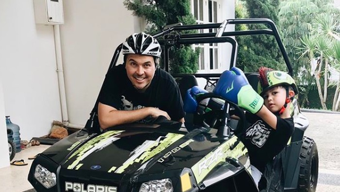 rifat sungkar bersama dua anaknya