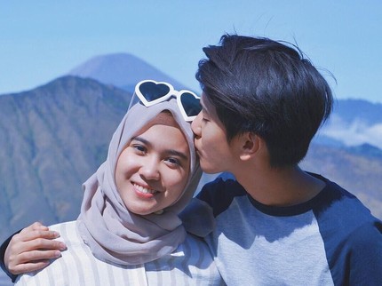 6 Potret Kompaknya Iqbaal Ramadhan dan Sang Kakak, Teh Ody