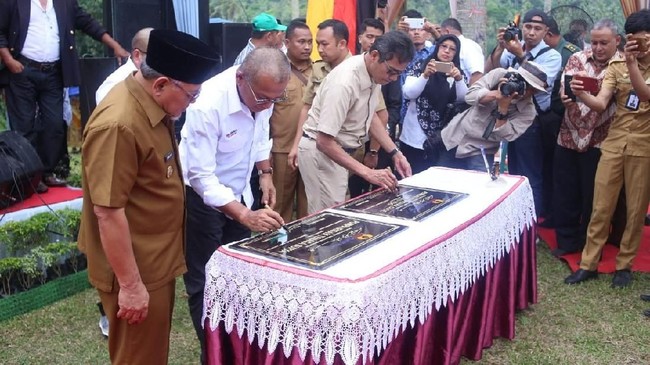 PT Bukit Asam (Persero) Tbk mendistribusikan bantuan ke tiga daerah di Sumatera Barat guna mendorong perekonomian masyarakat lokal.